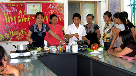 Hướng dẫn thực hành dinh dưỡng cho các bà mẹ có con dưới 2 tuổi ở xã Xuân Ninh (Xuân Trường).