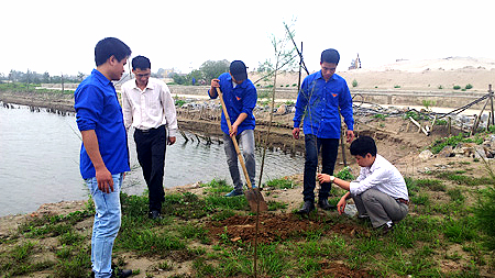 ĐVTN Sở TN và MT tham gia trồng cây chắn sóng trên tuyến đê biển xã Nghĩa Thắng (Nghĩa Hưng).