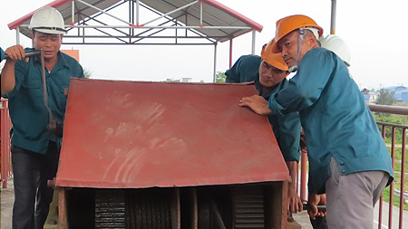 Công nhân cụm thủy nông Châu Thịnh (Cty TNHH một thành viên KTCTTL Hải Hậu) vận hành máy bơm tiêu nước.