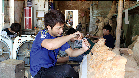 Sản xuất các sản phẩm đồ thờ tại xưởng của ông Lương Đình Chiến, xóm 7, xã Xuân Tiến (Xuân Trường).