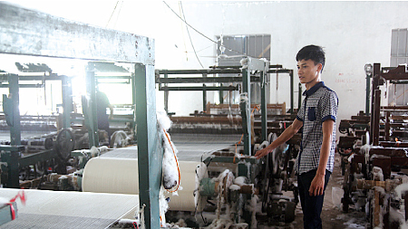 Nỗ lực làm giàu từ nghề dệt truyền thống, Bùi Anh Tuấn, thôn Cự Trữ, xã Phương Định (Trực Ninh) hiện trở thành “triệu phú trẻ” với thu nhập hàng trăm triệu đồng/năm.