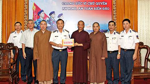 Ban Trị sự Giáo hội Phật giáo Việt Nam tỉnh Nam Định tặng tổng số tiền 170 triệu đồng do các tăng ni, phật tử đóng góp cho Bộ Tư lệnh Cảnh sát biển Việt Nam.