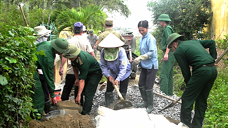 CBCS Đồn Biên phòng Văn Lý giúp nhân dân xã Hải Lý (Hải Hậu) cải tạo đường giao thông, góp phần thực hiện các tiêu chí xây dựng thôn, xóm văn hóa.