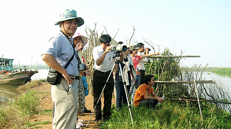 Khách du lịch tìm hiểu đời sống chim di cư tại VQG Xuân Thủy (Giao Thủy). Ảnh: Do cơ sở cung cấp