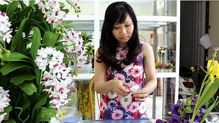 Làm hoa đất tại cơ sở sản xuất hoa đất Nhật Bản của chị Nguyễn Minh Nga, số 2, Khu Lao động Hoàng Văn Thụ (TP Nam Định).