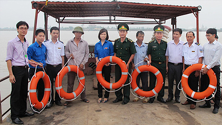 Cảng vụ hàng hải Nam Định phối hợp với Đoàn Thanh niên Cục Hàng hải Việt Nam và ĐBP cửa khẩu Cảng Hải Thịnh tuyên truyền công tác đảm bảo an toàn hàng hải cho người điều khiển phương tiện thủy.