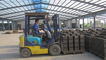 Sản xuất VLXD công nghệ lò tuy-nen tại Cty CP Sản xuất VLXD Minh Trang, xã Trực Thanh.