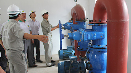 Công nhân Nhà máy nước sạch Nam Hoa (Nam Trực) vận hành thiết bị cung cấp nước.