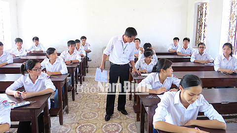 Học sinh lớp 12 Trường THPT A Nghĩa Hưng trong kỳ thi tốt nghiệp THPT năm học 2013-2014.