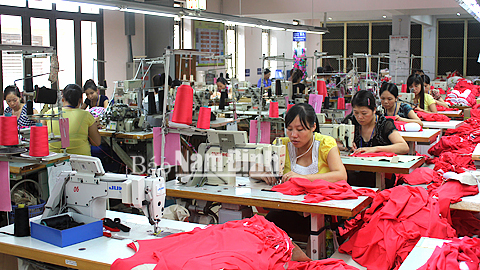 Sản xuất các sản phẩm xuất khẩu ở Cty CP May Nam Hà. 