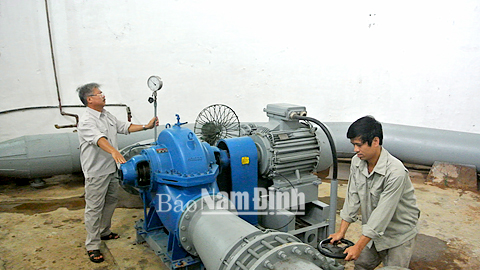 Vận hành trạm bơm nước thô cấp 1 Liên Hà tại phường Lộc Hạ (TP Nam Định), đảm bảo cấp nước an toàn trong mùa hè.