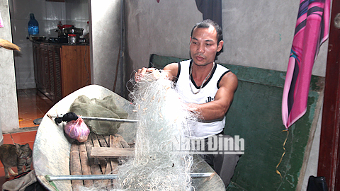 Anh Ngô Văn Chế, thôn Phú Ninh đang chuẩn bị đồ nghề cho một đêm đi bắt cua, cáy.