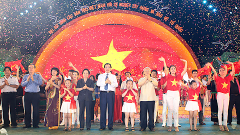Tổng Bí thư Nguyễn Phú Trọng, các đồng chí lãnh đạo Đảng, Nhà nước và các vị đại biểu dự chương trình. Ảnh: Trí Dũng - TTXVN
