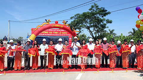 Các đồng chí lãnh đạo tỉnh và huyện Hải Hậu cắt băng thông xe tỉnh lộ 488C.