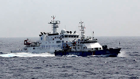 Tàu hải giám 2168 của Trung Quốc mở hết tốc lực truy cản tàu Cảnh sát biển 4032 của Việt Nam. Ảnh: Quang Vũ - TTXVN