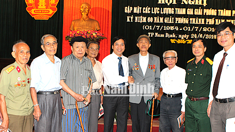 Đồng chí Trần Văn Chung, Phó Bí thư Tỉnh ủy, Bí thư Thành ủy Nam Định gặp gỡ các CCB Trung đoàn 46 nhân kỷ niệm 60 năm Giải phóng thành phố.