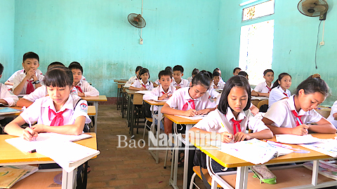 Học sinh lớp 6 Trường THCS Nam Mỹ (Nam Trực) trong một giờ học.