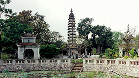Chùa Phổ Minh còn gọi là chùa Tháp nằm cách khu di tích đền Trần khoảng 300m về phía tây. 