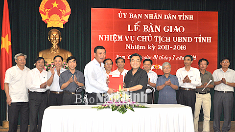 Bàn giao nhiệm vụ Chủ tịch UBND tỉnh giữa đồng chí Nguyễn Văn Tuấn và đồng chí Đoàn Hồng Phong.