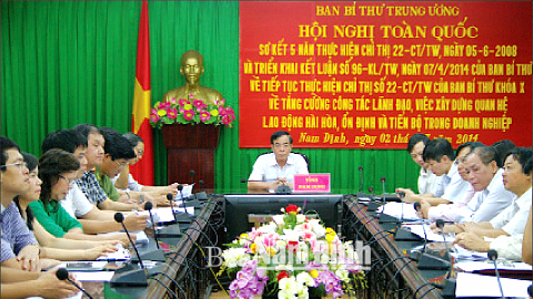 Đồng chí Nguyễn Khắc Hưng, Phó Bí thư Thường trực Tỉnh ủy và các đồng chí lãnh đạo sở, ban, ngành, đoàn thể của tỉnh dự hội nghị trực tuyến.