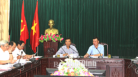 Đồng chí Đoàn Hồng Phong, Ủy viên Ban TVTU, Chủ tịch UBND tỉnh và đồng chí Trương Tấn Viên, Thứ trưởng Bộ GTVT chủ trì hội nghị.
