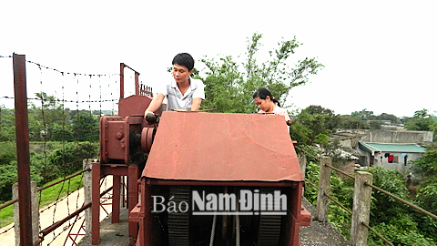 Vận hành hệ thống nâng phai cống bằng tời điện tại cống An Lá, Cty KTCTTL Nam Ninh.