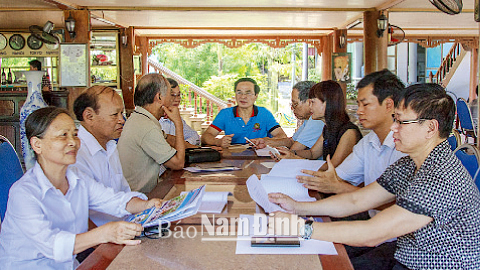 Hội viên Hội VHNT tỉnh trao đổi với hội viên Hội Nhà văn Việt Nam về nâng cao chất lượng sáng tác văn học, nghệ thuật. 