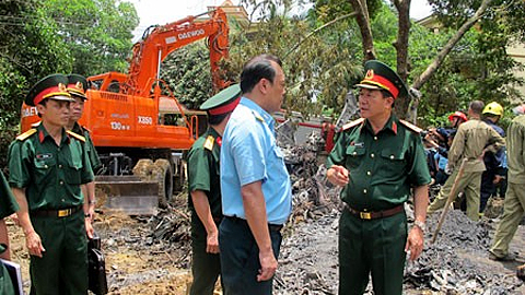 Trung tướng Mai Quang Phấn kiểm tra, chỉ đạo khắc phục hậu quả vụ việc tại hiện trường - Ảnh: QĐND