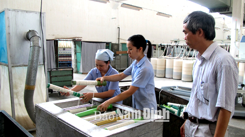 Ứng dụng mô hình máy tở sợi thô theo nguyên lý dùng quạt ly tâm của tác giả Trần Ngọc Khanh, Giám đốc Nhà máy Sợi (Tổng Cty CP Dệt may Nam Định) vào sản xuất.