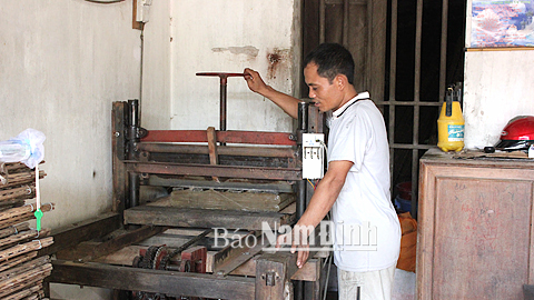 Sản xuất miến dong tại cơ sở của ông Mai Văn Tuyến, xóm 7, xã Xuân Tiến (Xuân Trường).