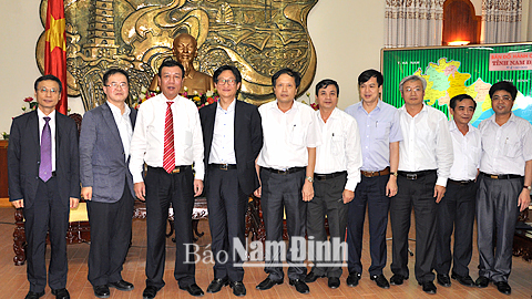 Đồng chí Đoàn Hồng Phong, Phó Bí thư Tỉnh ủy, Chủ tịch UBND tỉnh trong buổi tiếp, làm việc với ông David Kim, Tổng Giám đốc Cty Taekwang Power Holdings.