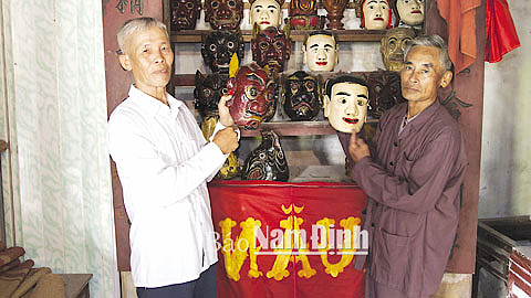 Một số đạo cụ, trang phục trong biểu diễn nghệ thuật múa Sơn Quân tại đền Trần, xã Trực Thái.