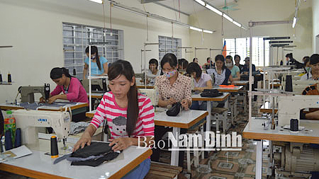 Gia đình ông Đoàn Văn Tiến, ở xóm 1, thôn Đồng Lạc, xã Nghĩa Lạc vay 60 triệu đồng từ Quỹ Quốc gia giải quyết việc làm, mở rộng cơ sở sản xuất may công nghiệp, tạo việc làm cho 80 lao động.