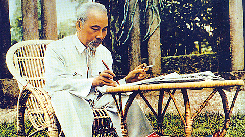 Chủ tịch Hồ Chí Minh trong vườn Phủ Chủ tịch. Ảnh: TL