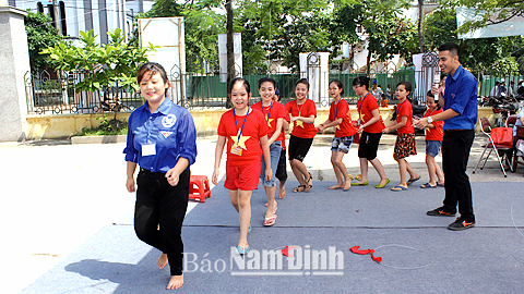 Đội viên thiếu niên, nhi đồng Thành phố Nam Định tham gia trò chơi dân gian “Rồng rắn lên mây”.