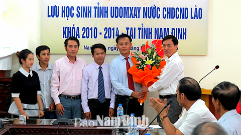 Đồng chí Bùi Đức Long, Uỷ viên Ban TVTU, Phó Chủ tịch Thường trực UBND tỉnh tặng hoa chúc mừng các lưu học sinh Lào vừa tốt nghiệp các trường đại học trong tỉnh.
