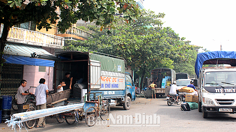 Giao nhận hàng hóa tại bãi đỗ xe của HTX vận tải Hoàng Vân (TP Nam Định).