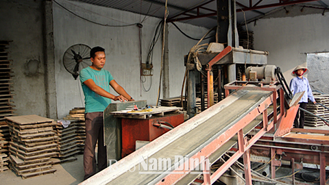 Sản xuất gạch không nung tại Cty TNHH MTV Phan Quân ở CCN Thị trấn Cổ Lễ (Trực Ninh).