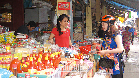 Mua bán đồ khô và các mặt hàng phụ gia thực phẩm tại chợ Mỹ Tho (TP Nam Định).