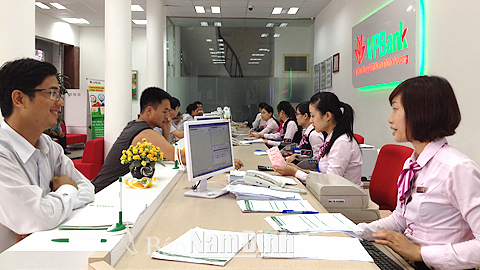 Giao dịch tại Chi nhánh Ngân hàng Việt Nam Thịnh vượng (VPBank).
