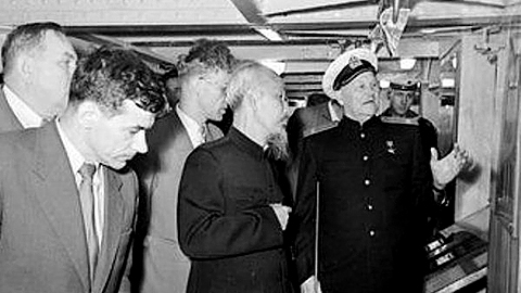Chủ tịch Hồ Chí Minh thăm Chiến hạm Rạng Đông ở Lê-nin-grát, tháng 8-1957 - Ảnh sẽ được giới thiệu tại triển lãm.