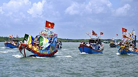 Một lễ hội truyền thống trên vùng biển Quảng Ngãi.