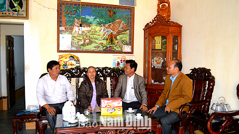 Cán bộ xã Hải Quang đến thăm hỏi, động viên và tặng quà bà Hoàng Thị Thanh là vợ liệt sĩ ở xóm 12.
