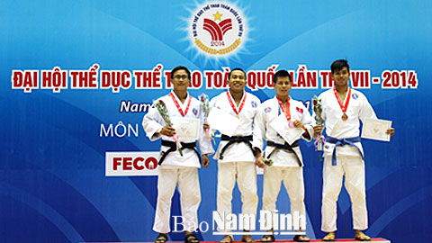 Các VĐV đoạt huy chương vàng, bạc, đồng hạng cân dưới 73kg của nam môn Judo. Ảnh: Đức Thiện