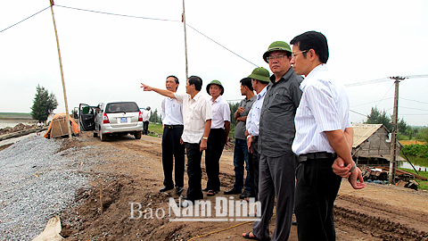Ban Kinh tế - Ngân sách của HĐND tỉnh giám sát chuyên đề quản lý Nhà nước về đê điều tại huyện Nghĩa Hưng.