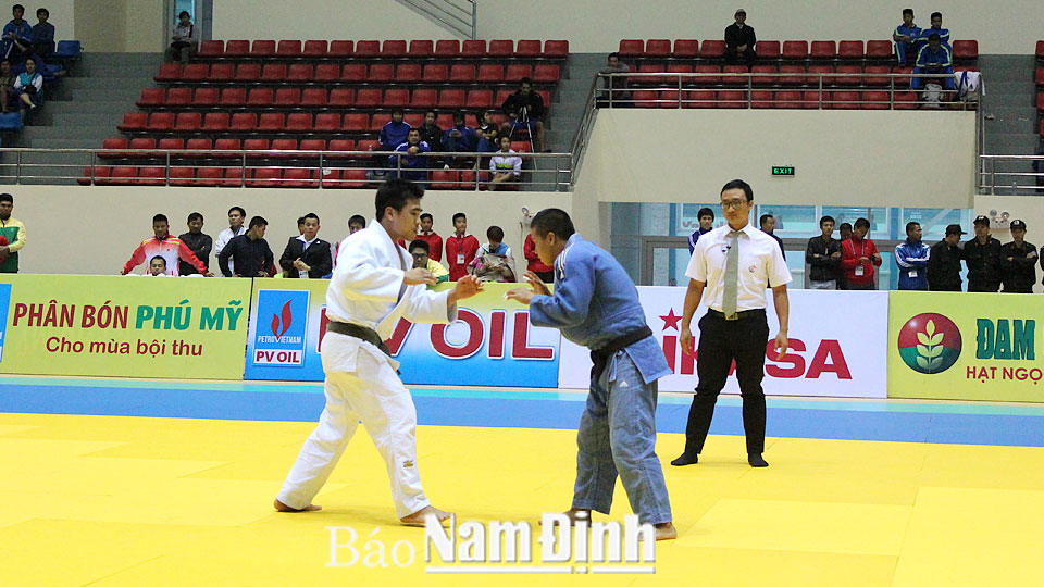 Trận chung kết môn Judo hạng cân dưới 81kg nam giữa VĐV Bùi Minh Quân của đoàn Thành phố Hồ Chí Minh (trang phục trắng) với Huỳnh Thanh Sang, đoàn Bình Dương (trang phục xanh). Ảnh: Đức Thiện