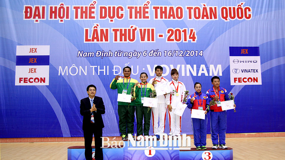 Hai VĐV đoàn Nam Định (trang phục trắng) giành HCV môn quyền tự vệ nữ. Ảnh: Văn Huỳnh 