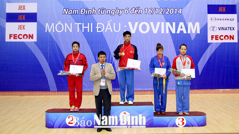 VĐV Hoàng Thị Quỳnh (trang phục xanh), đoàn Nam Định giành HCĐ nội dung đối kháng hạng 48kg nữ