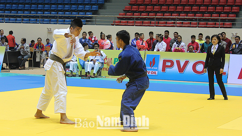 Trận chung kết nội dung đồng đội nam môn Judo giữa đội Vũng Tàu (trang phục trắng) gặp đội TP Hồ Chí Minh (trang phục xanh).