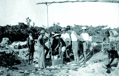Đào giếng nước ngọt trên đảo Hoàng Sa (1938).